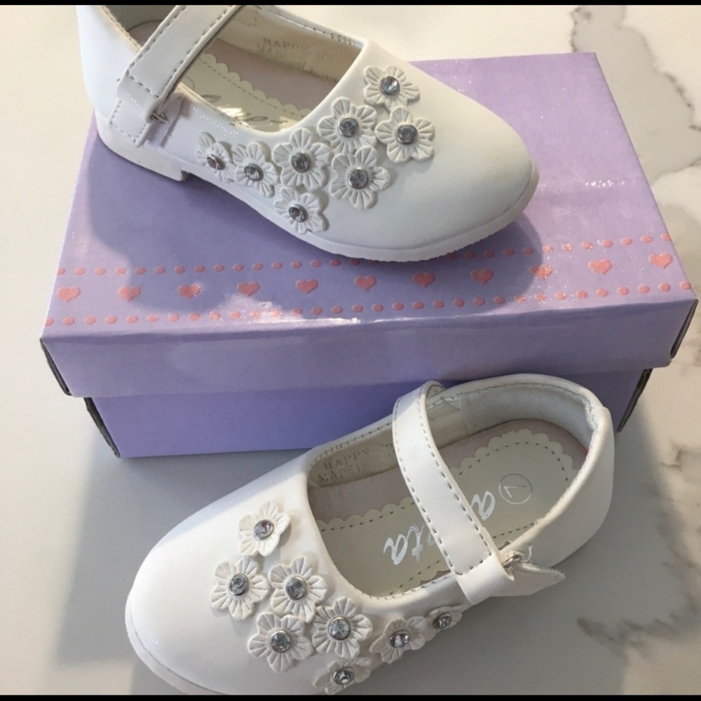 Size 7 white dress shoes